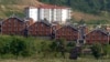 지난 2011년 9월 북한 금강산 주변 해안을 따라 한국 기업들이 세운 관광시설들이 들어서있다. (자료사진)