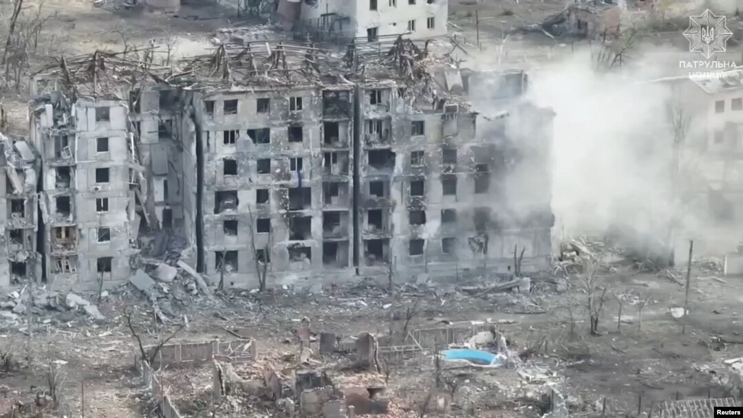 Una vista de un dron muestra un edificio dañado después de un ataque, en medio del ataque de Rusia a Ucrania, en Toretsk, Ucrania, el 15 de octubre de 2024, en esta imagen fija obtenida de un video.