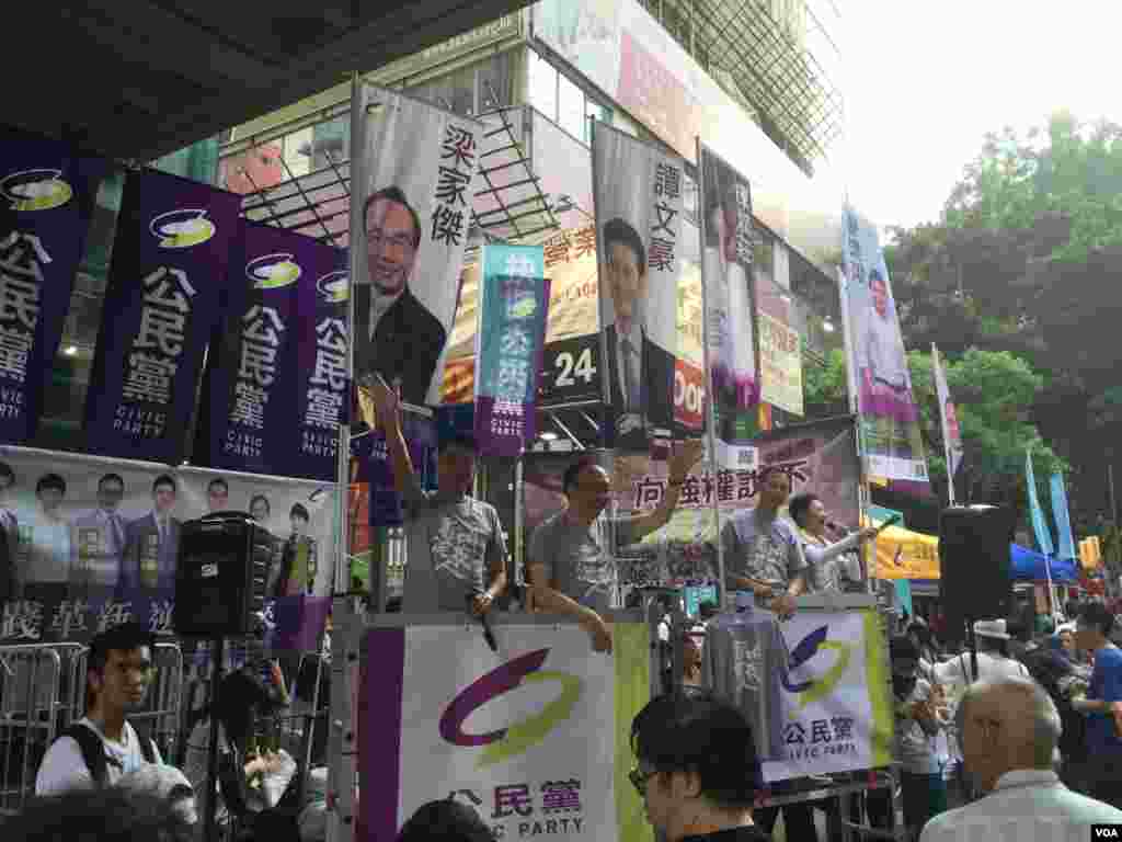 數萬港人參加七一大游行誓言守護香港(美國之音海彥拍攝)