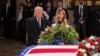 Избранный президент США Дональд Трамп и его супруга Мелания Трамп перед гробом экс-президента Джимми Картера в здании Капитолия. 8 января 2025 года. REUTERS/Marko Djurica.