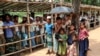 ်Cox's Bazar ရောက်ရိုဟင်ဂျာဒုက္ခသည်များ လိုအပ်ပစ္စည်းများ ဝေငှသည်ကို ရယူရန် စောင့်ဆိုင်းနေကြစဉ်။ (ဇူလိုင် ၁၊ ၂၀၁၈)