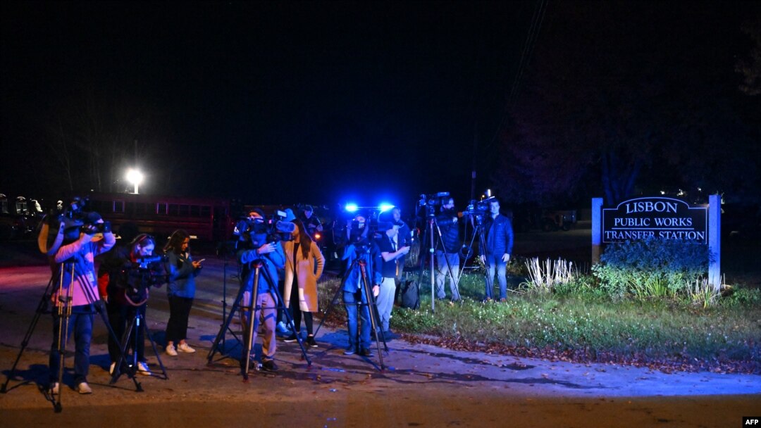 Agentes del orden en Schemengees Bar and Grille después de un tiroteo en Lewiston, Maine, el viernes 27 de octubre de 2023. El sospechoso, Robert Card, fue encontrado muerto. (Foto AP/Matt Rourke)