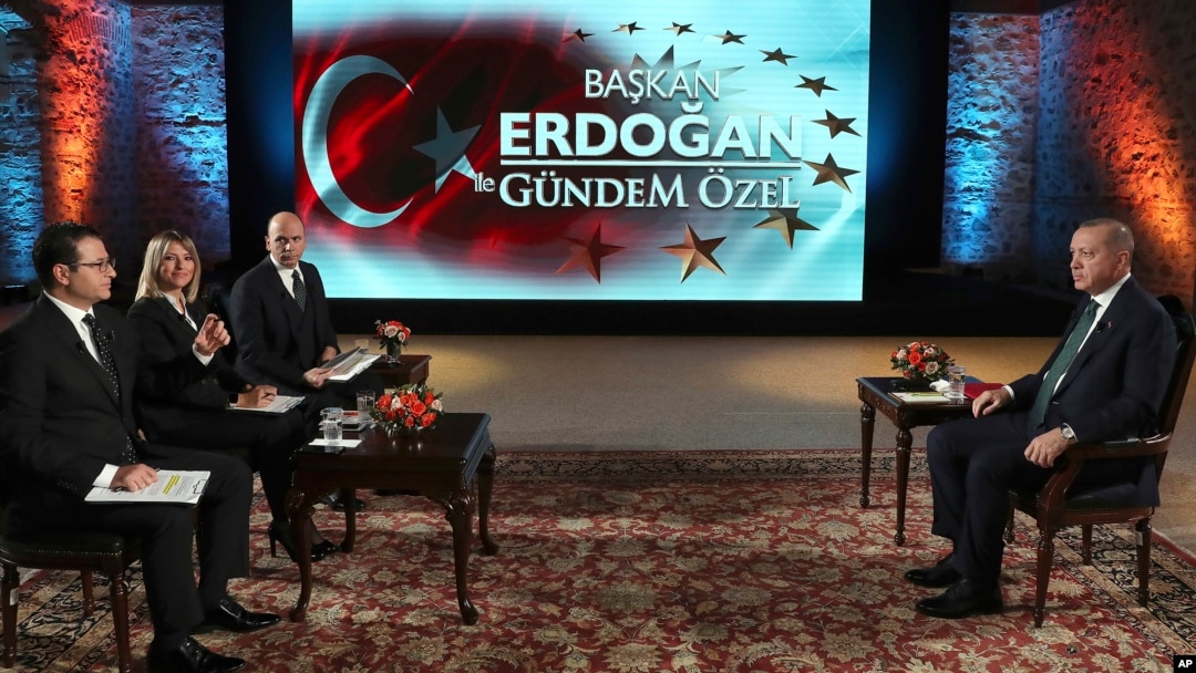 Turkiya Prezidenti Rajab Toyyib Erdog'an (o'ngda) mahalliy jurnalistlarga intervyu beryapti, Istanbul, 2019-yil, 15-dekabr.