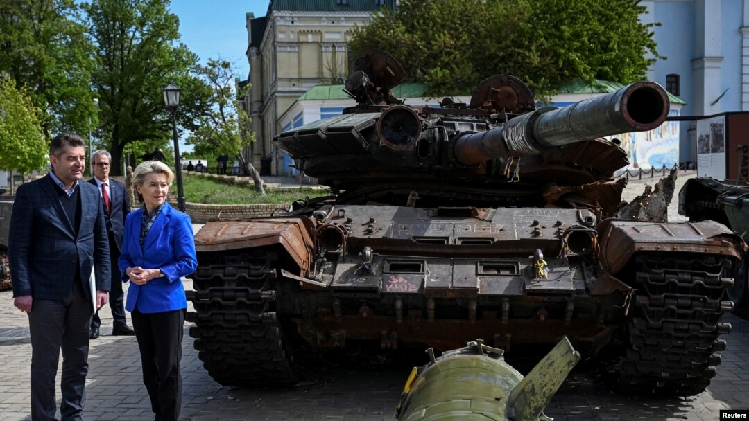 La presidenta de la Comisión Europea Ursula von de Leyen visita una exposicion de vehículos militares rusos destruidos en el centro de Kiev, Ucrania, el 9 de mayo de 2023.