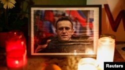 Picha ya Alexei Navalny katika maombolezi ya kifo chake mjini Paris, Ufaransa.