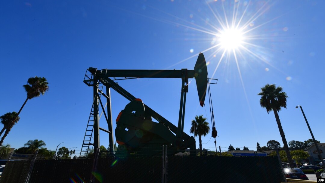 El precio de referencia del petróleo crudo en Estados Unidos se hundió a su nivel más bajo el 20 de abril de 2020, cayendo por debajo de $10 por barril en medio del golpe de la pandemia de coronavirus a la demanda y un exceso de suministro épico.