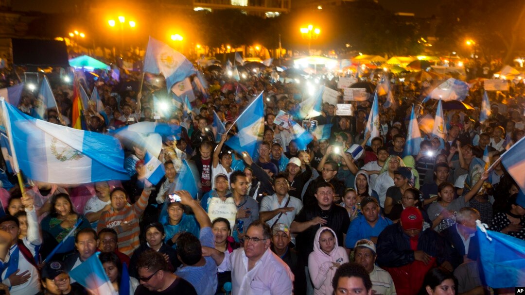 Manifestantes cantan el himno nacional durante un paro nacional para pedir la renuncia del presidente Otto Pérez Molina.