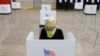 지난 4월 미국 메릴랜드주 볼티모어에서 열린 제7선거구 하원의원 선거에서 유권자가 투표하고 있다. (자료사진)