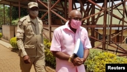 Paul Rusesabagina aherekejwe n'umucungagereza