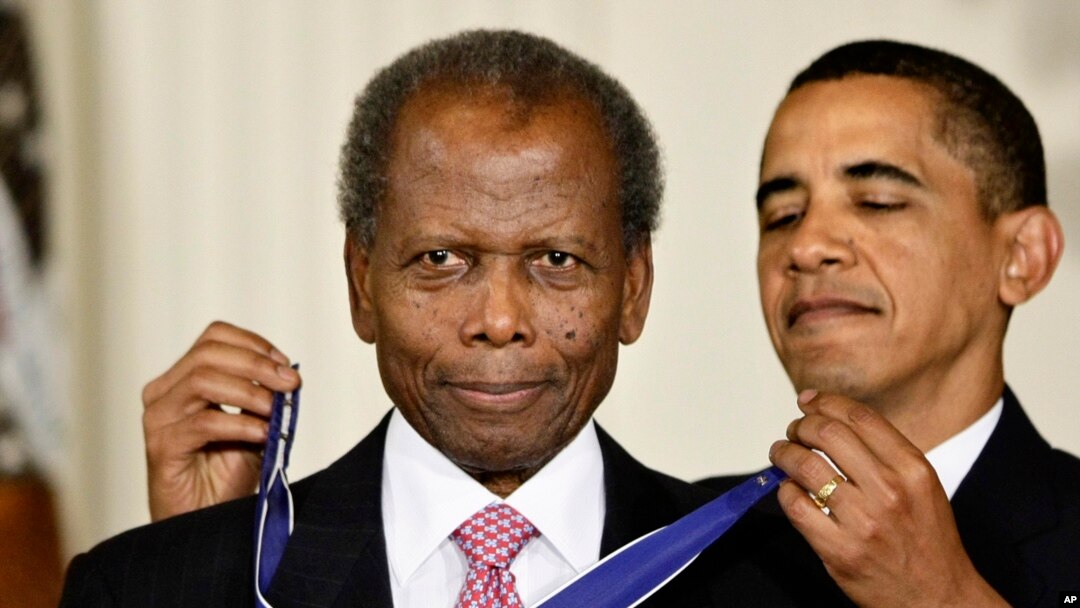 En 2009 el presidente Barack Obama le impuso la Medalla Presidencial de la Libertad como reconocimiento a su larga trayectoria y pionero actor que inspiró a generaciones.