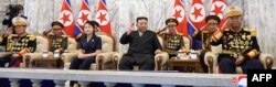 김정은(가운데) 북한 국무위원장의 딸 김주애(가운데 왼쪽)가 8일 평양에서 진행된 민방위 무력 열병식에서 주석단 '특별석'에 앉아있다. 조선중앙통신이 다음날(9일) 보도한 장면.