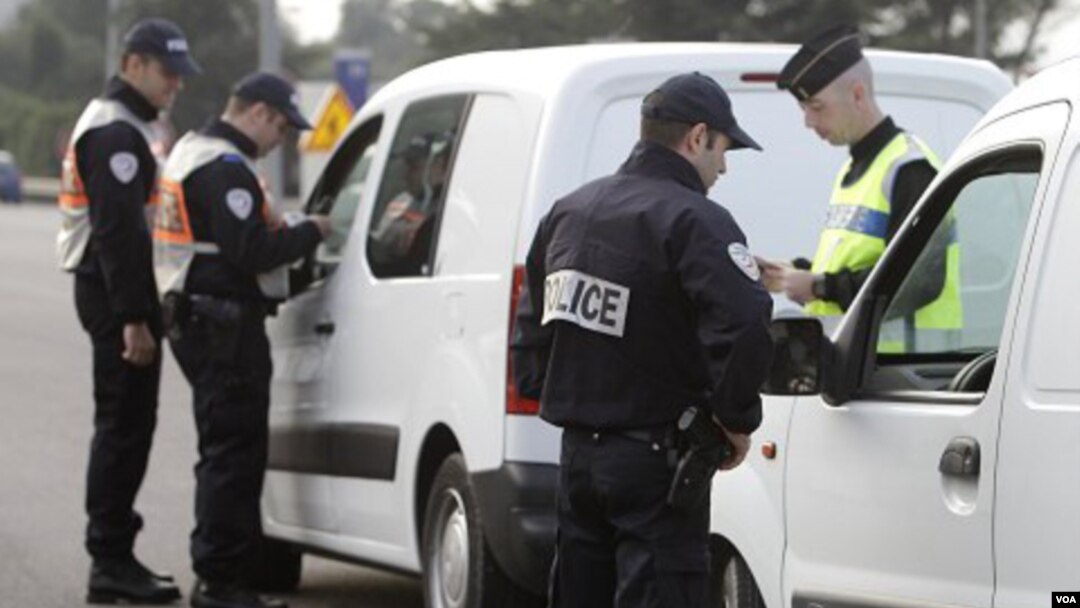 La policía francesa estableció puntos de control en área como La Turbie, en el sureste del país, cerca de la frontera con Italia.
