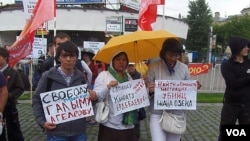 俄罗斯左翼势力2012年6月在莫斯科集会支持哈萨克扎纳奥津石油工人抗议活动，参加者中包括被捕和被打死的石油工人家属。