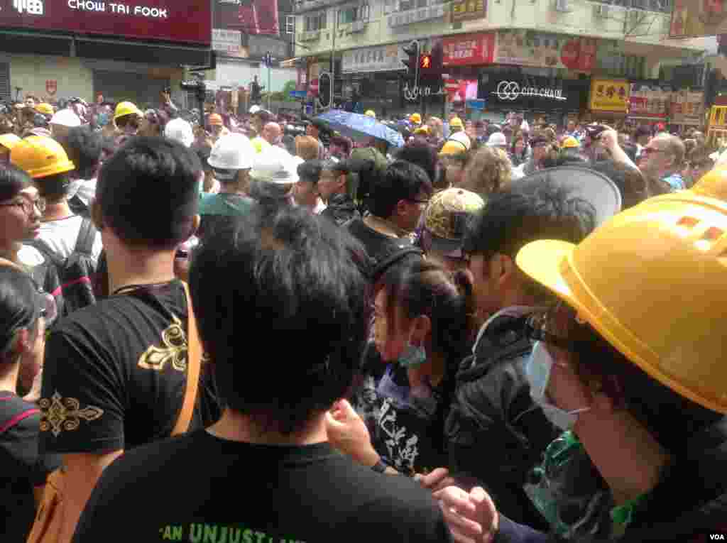 香港警方星期三上午展開強行清場行動(美國之音海彥拍攝)。