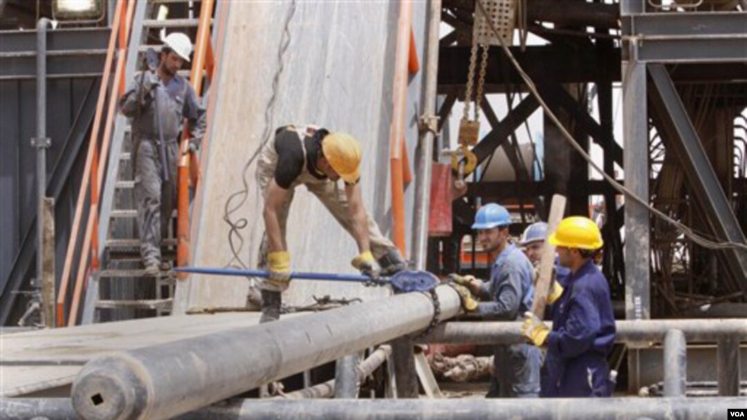 La construcción concentra al mayor número de trabajores hispanos, pero la crisis y ahora el tema de la deuda nacional, amenaza con dejar sin empleo a miles de hispanos.