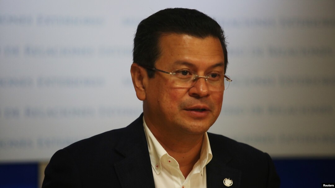 El ministro de Relaciones Exteriores de El Salvador, Hugo Martínez, dice que habrá deportaciones inmediatas tras anulación de DACA en EE.UU. 
