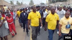 Abel Chivukuvuku durante uma marcha da CASA-CE no Soyo, província do Zaire, durante a campanha de 2012 (CASA-CE)