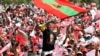 Apoiante da UNITA, em comício do partido, ergue bandeira com Isaías Samakuva