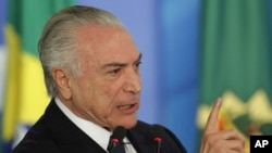 El presidente de Brasil, Michel Temer, es visto durante una ceremonia en el palacio presidencial de Planalto en Brasilia, el lunes, 26 de junio de 2017. 