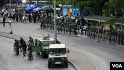泰國軍人在曼谷道路上。