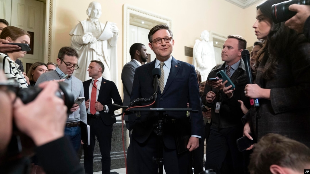El presidente de la Cámara, Mike Johnson, republicano por Luisiana, habla con los periodistas después de que la Cámara aprobara un proyecto de ley de financiación para evitar el cierre del gobierno, en el Capitolio de Washington, el viernes 20 de diciembre de 2024. 