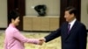 2013年4月8日，在中国海南省的博鳌论坛上，、中国国家主席习近平在会见博鳌年度企业家代表时，与中国电力国际发展有限公司首席执行官、前国务院总理李鹏的女儿李小林握手。