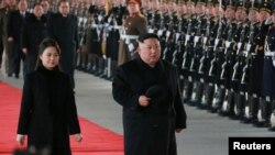 朝鲜领导人金正恩与夫人1月7日启程访问中国前检阅仪仗队 （朝中社照片）