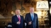Fotografia de divulgação tirada e divulgada pelo gabinete do primeiro-ministro húngaro a 11 de julho de 2024, o primeiro-ministro húngaro Viktor Orban posa com o antigo presidente dos EUA Donald Trump na propriedade de Trump em Mar-a-Lago, em Palm Beach, Florida.