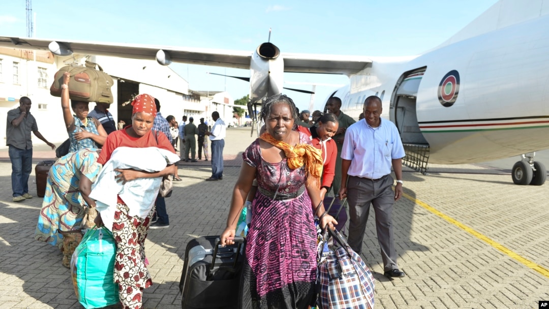 Raia wa Kenya wakiwasili nchini mwao kutoka Sudan