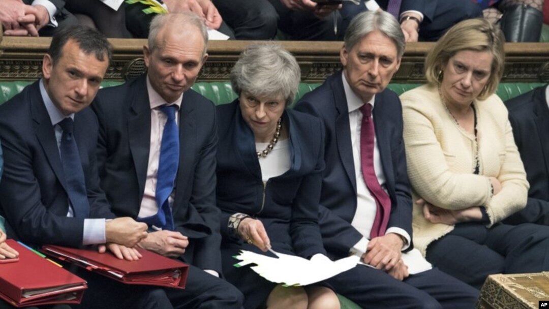 La primera ministra, Theresa May, asiste a una sesión parlamentaria en la Cámara de los Comunes, en Londres, el 3 de abril de 2019.