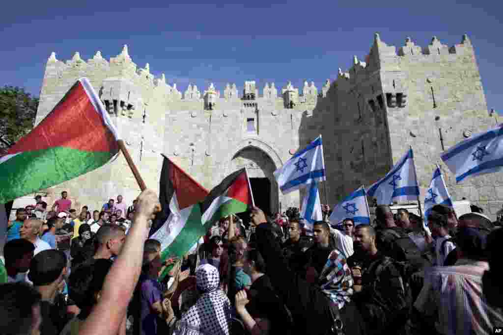 مسیحیان بیت المقدس را محل به صلیب کشیده شدن و رستاخیر عیسی مسیح و یهودیان آن را مقدس ترین شهر جهان می‌شمارند. مسلمانان بیت المقدس را نخستین قبلۀ خود خوانده و پس از مکه و مدینه، این شهر را مکان مقدس شمرده و باور دارند که پیامبر اسلام در شب معراج نخست از مکه به بیت المقدس و سپس به عرش سفر کرد