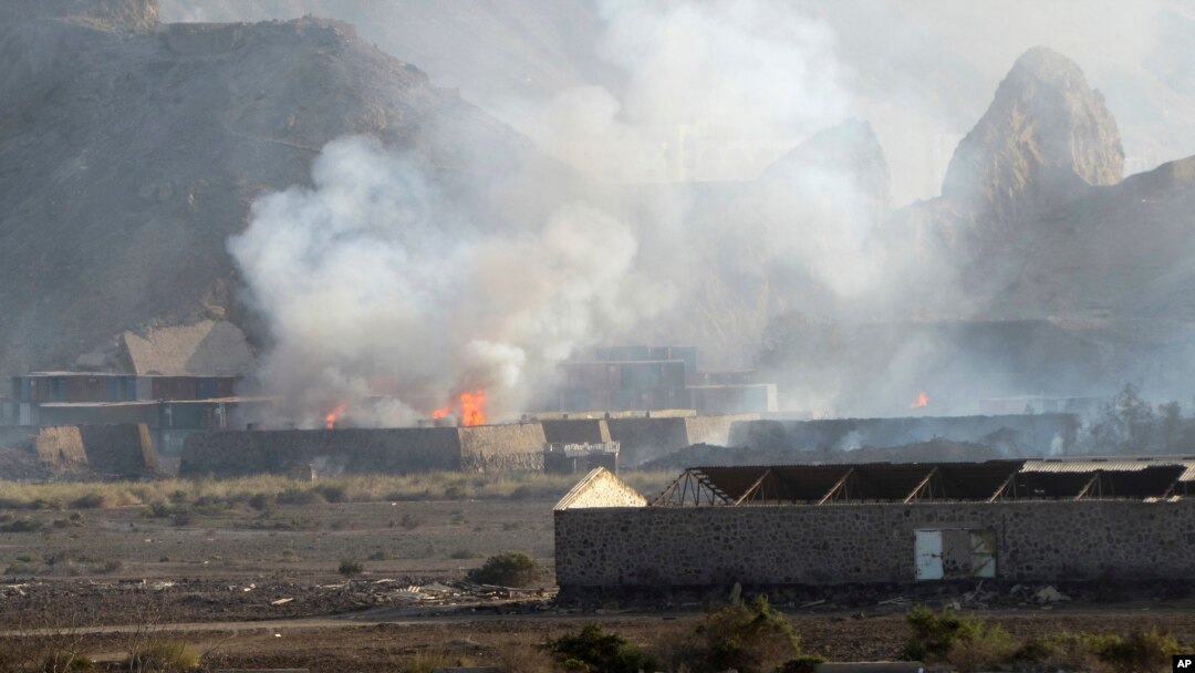 El campo militar Jabal al-Hadid fue blanco de ataques de la coalición en Aden, Yemen.