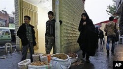 دوو لاو له‌ کۆڵانێـکی تارانی پایته‌ختی ئێران کۆمه‌ڵێـک خواردنی وشکه‌یان بۆ فرۆشتن داناوه‌، مانگی یازده‌ی 2010