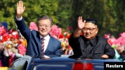 南韓總統文在寅和北韓領導人金正恩2018年9月18日在平壤乘車向北韓民眾揮手致意。