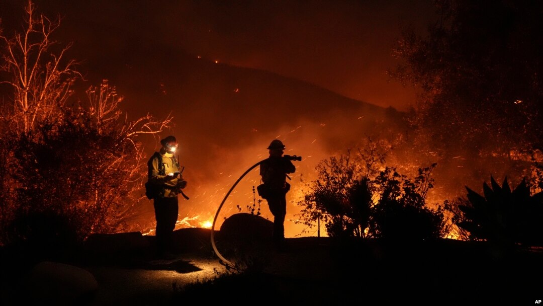 Los bomberos luchan contra el incendio Franklin en Malibú, California, el martes 10 de diciembre de 2024. AP