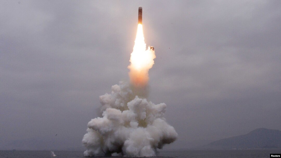 북한이 지난 10월 동해 원산만 수역에서 신형 잠수한탄도미사일(SLBM) '북극성-3형' 시험발사에 성공했다면서 사진을 공개했다.