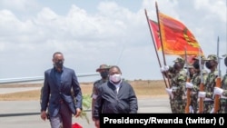 Paul Kagame, Presidente do Ruanda (esq), e Filipe Nyusi, Presidente de Moçambique (dir), passam em revista tropas em Cabo Delgado