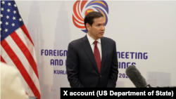 美国国务卿卢比奥在吉隆坡参加东盟会议期间回答记者提问。(2025年7月10日)