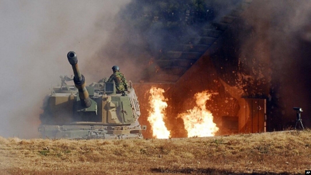 Wannan hoton da ma'aikatar tsaron Koriya ta Kudu ta bayar ya nuna wata bindigar igwa samfurin K-9 155mm tana maida martani ta hanyar bude wuta kan Koriya ta Arewa daga tsibirin Yeonpyeong.