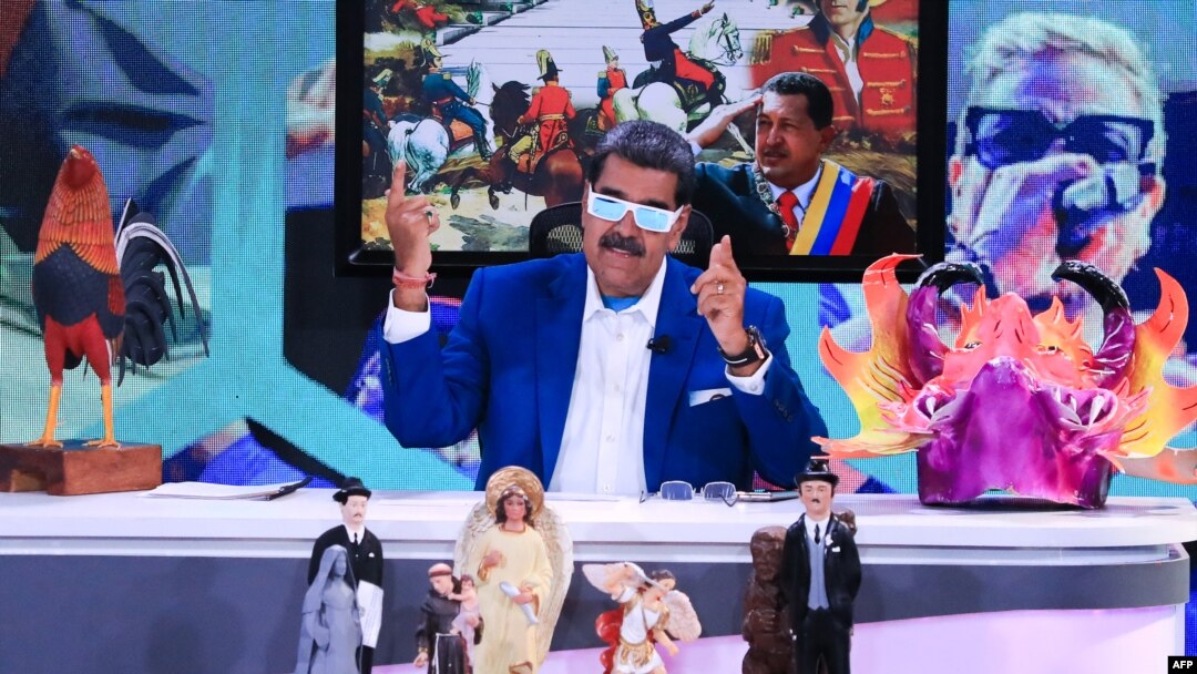 El presidente Nicolás Maduro gesticula durante la transmisión de su programa semanal Maduro+, este 1 de Julio de 2024, en una fotografía divulgada por su despacho.