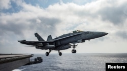 美国海军F/A-18E大黄蜂从艾森豪威尔号航空母舰上起飞 （2016年6月28日）