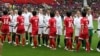 2012 런던올림픽 여자축구 G조 예선전에서 미국 선수들과 인사를하는 북한 여자 축구대표 선수들. (자료사진)