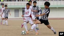 7일 경기도 연천군 공설운동장에서 열린 국제 유소년 축구대회에서 북한 4.25체육단의 리성용 선수(왼쪽)와 한국 풍생중학교의 박동준 선수가 공을 다투고 있다.