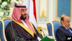 FILE - Saudi Arabia's Crown Prince Mohammed bin Salman, left, and Yemen's President Abed Rabbo Mansour Hadi, attend the signing of a power-sharing deal between Yemen's internationally recognized government and Yemeni separatists, in Riyadh, Nov. 5, 2019.