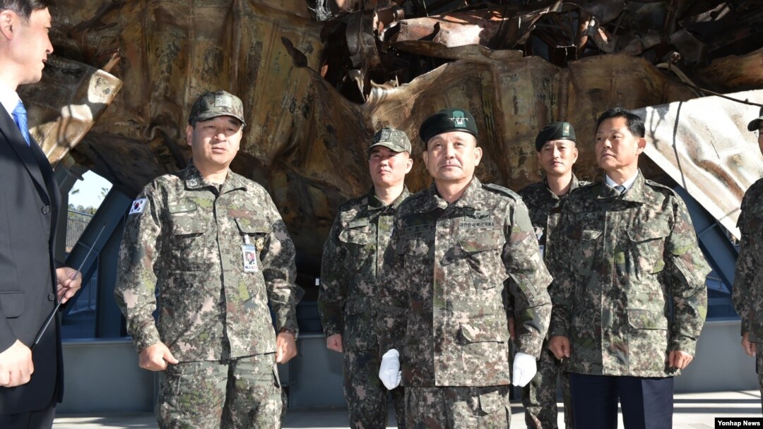30일 해군 2함대사령부 천안함 전시시설을 방문한 이순진 한국 합참의장이 천안함을 살펴보고 있다.