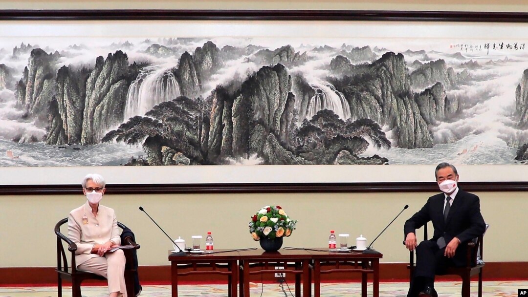 En esta foto proporcionada por el Departamento de Estado aparecen la subsecretaria de Estado de Estados Unidos, Wendy Sherman, y el ministro de Relaciones Exteriores de China, Wang Yi, en Tianjin, China, el lunes 26 de julio de 2021.