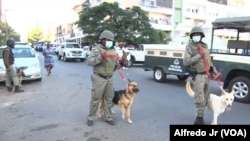 Polícia dispersa estudantes da Universidade Eduardo Mondlane que protestavam, na Praça da Independência, contra regalias para agentes e funcionários parlamentares, 11 de Maio de 2021