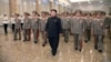 金正恩在官方電視畫面中似乎跛腳上台