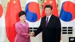 박근혜 한국 대통령(왼쪽)과 시진핑 중국 국가주석이 2일 중국 베이징 인민대회당에서 정상회담에 앞서 악수하고 있다.