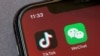 Aplicações TikTok e WeChat num smartphone em Pequim, 7 agosto, 2020. 